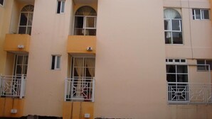 A multi-story building with balconies, windows, and air conditioning units. - Hotel Los Angeles  (Tulancingo)