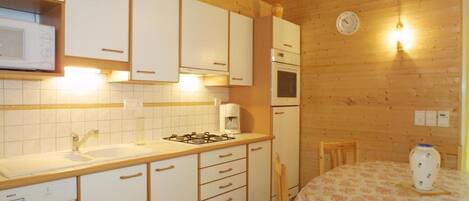 Een microgolfoven, een oven, een vaatwasser