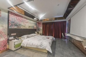 Un dormitorio moderno con una cama grande, una mesita de noche, un escritorio y una silla.