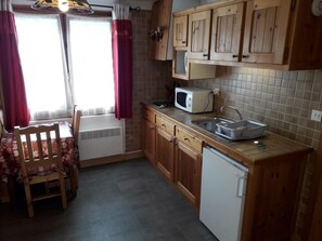 Fridge, oven - Wifi, up to 350m from the cable cars, first floor, parking, tv (Les Gets)