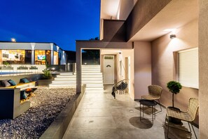 Terrace/patio - Jackal Holiday House with heated pool and a jacuzzi (Lovrec)