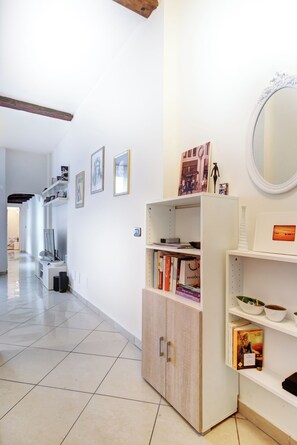 Apartment | Living area | 35-inch flat-screen TV with digital channels - Appartamento comodo dell'Archiginnasio (Bologna)