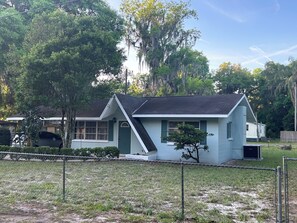 Exterior - Cozy lake house with access to Lake Panasoffkee FL (Lake Panasoffkee)