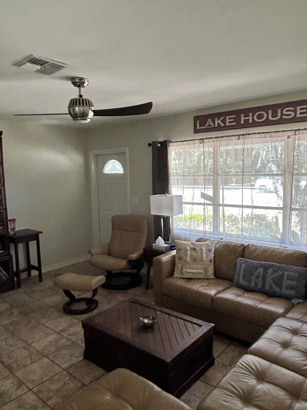 Living area - Cozy lake house with access to Lake Panasoffkee FL (Lake Panasoffkee)