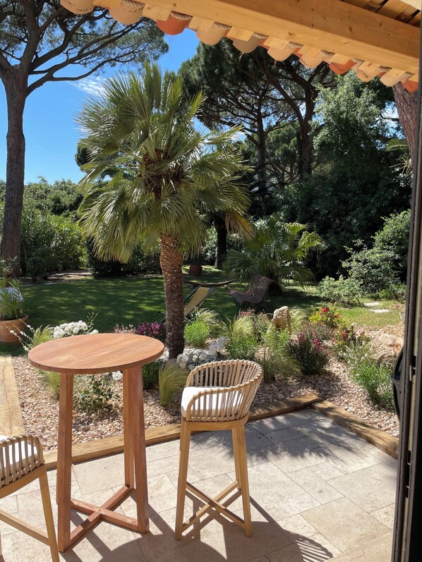 Outdoor dining - Welcome to our paradise at Sainte Maxime
Your hosts Hélène and Dominique (Sainte-Maxime)