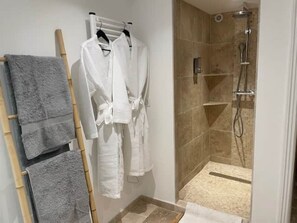 Shower, hair dryer, towels, soap - Welcome to our paradise at Sainte Maxime
Your hosts Hélène and Dominique (Sainte-Maxime)