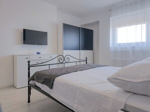 1 bedroom, in-room safe, desk, iron/ironing board