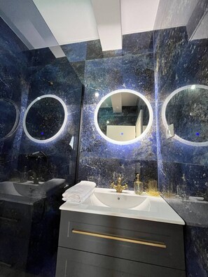 Shower, hair dryer, towels, soap - Holiday house Lole (Kastel Novi)