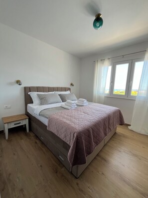 2 bedrooms, iron/ironing board, WiFi, bed sheets - Holiday house Lole (Kastel Novi)