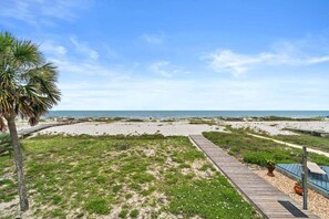 On the beach - Private Beachfront Home | Sleeps 12 | Balconies, Kayaks & Ocean Views (Port St. Joe)