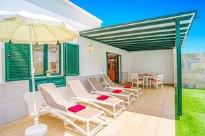 Outdoor dining - Villa Atlantico Mar by Villa Plus (Tías)