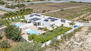 A modern house with solar panels, a swimming pool, and a garden. - Villa Andromeda by Villa Plus (Santa Maria del Focallo)