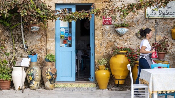 A rustic building with a blue door, potted plants, and a sign reading "La Cialoma". - Villa Ares by Villa Plus (Santa Maria del Focallo)