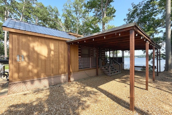 Tiny Home overlooking the lake, covered carport