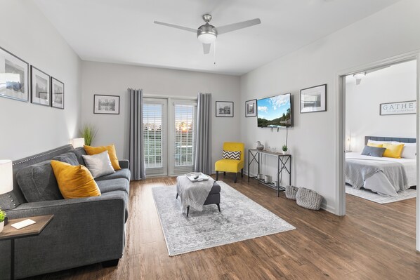 1 quarto, escrivaninha, ferros/tábuas de passar roupa, berço de viagem