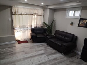 Smart TV - Comfortable 2-bedroom walk out basement (Hagersville)