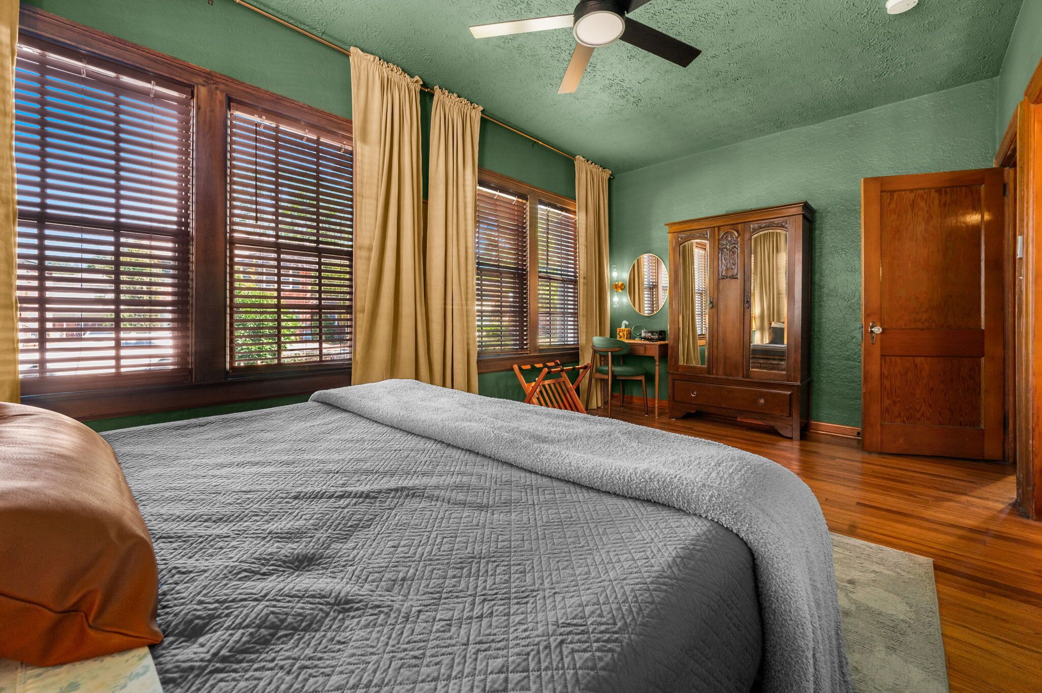 3 bedrooms, desk, iron/ironing board, travel crib