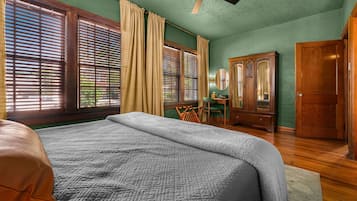 3 bedrooms, desk, iron/ironing board, travel crib