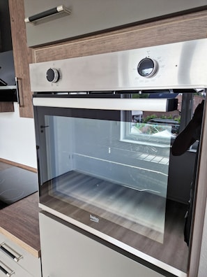 Kühlschrank, Ofen, Herdplatte, Geschirrspüler