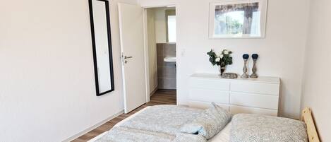 1 bedroom, desk, free WiFi, bed sheets