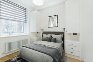 3 bedrooms, WiFi - Modern Chelsea Flat, 3Bd 2Bath, with Parking (London)