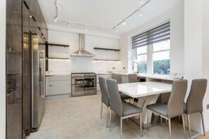 Fridge, oven, stovetop, dishwasher - Modern Chelsea Flat, 3Bd 2Bath, with Parking (London)