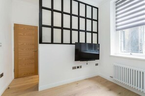 Interior - Modern Chelsea Flat, 3Bd 2Bath, with Parking (London)
