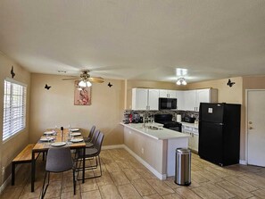 Fridge, microwave, oven, stovetop - Townhouse in Las Vegas (Las Vegas)