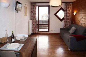 Living area - 100m from resort center, 4th floor, view valley, balcony, tv, ski locker, 20m², Les Orres (Les Orres)