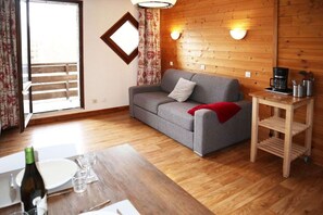 Living area - 100m from resort center, 4th floor, view valley, balcony, tv, ski locker, 20m², Les Orres (Les Orres)