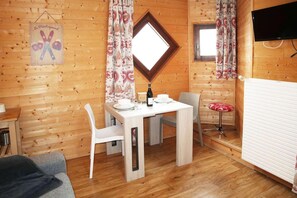 Living area - 100m from resort center, 4th floor, balcony, tv, ski locker, 20m², Les Orres (Les Orres)