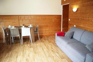 Living area - 100m from resort center, 4th floor, balcony, tv, ski locker, 26m², Les Orres (Les Orres)