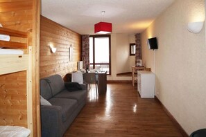 Living area - 100m from resort center, 4th floor, balcony, tv, ski locker, 28m², Les Orres (Les Orres)
