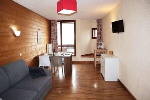 Living area - 100m from resort center, 4th floor, balcony, tv, ski locker, 28m², Les Orres (Les Orres)