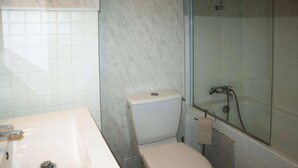 A bathroom with a toilet, sink, and shower. - 100m from ski slopes, 4th floor, balcony, tv, ski locker, 25m², Les Orres (Les Orres)