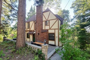Exterior - Walk to the lake & village, lake access, Fire-pit, wifi, & dog friendly (Lake Arrowhead)