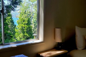 Interior - Walk to the lake & village, lake access, Fire-pit, wifi, & dog friendly (Lake Arrowhead)