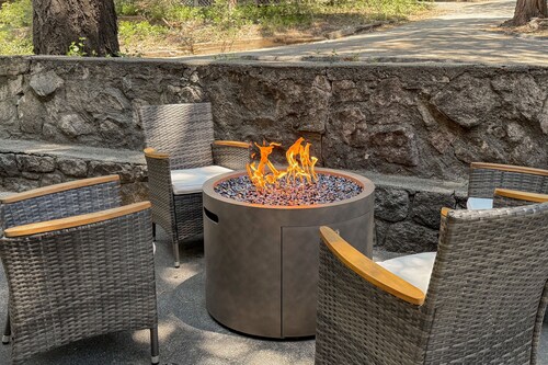 Walk to the lake & village, lake access, Fire-pit, wifi, & dog friendly