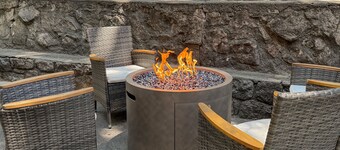 Walk to the lake & village, lake access, Fire-pit, wifi, & dog friendly