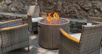 Walk to the lake & village, lake access, Fire-pit, wifi, & dog friendly