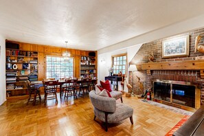 TV, fireplace - Walk to the lake & village, lake access, Fire-pit, wifi, & dog friendly (Lake Arrowhead)