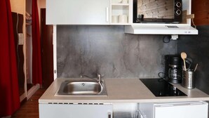 A compact kitchen with a sink, a microwave, and a coffee maker. - 100m from resort center, 4th floor, tv, ski locker, 20m², Les Orres (Les Orres)