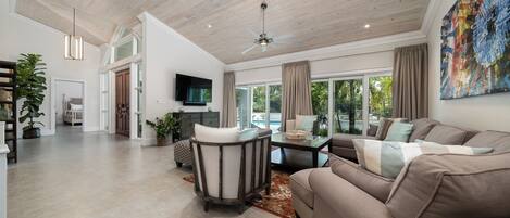Luxury-Haus, 4 Schlafzimmer, Terrasse, Poolseite | Wohnbereich | 50-Zoll-Smart-TV mit Kabelempfang