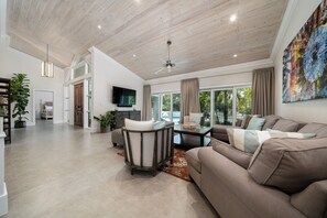 Casa de lujo, 4 habitaciones, patio, junto a la piscina | Zona de estar | Smart TV de 50 pulgadas con canales por cable