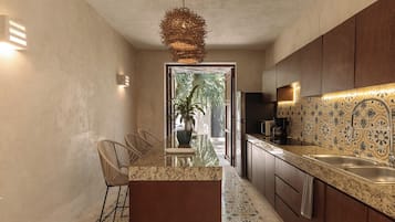 Réfrigérateur, micro-ondes, plaque de cuisson, cafetiÚre/bouilloire