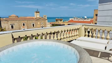 Appartamento Luxury, 1 letto king con divano letto, idromassaggio, vista mare | Terrazza/patio