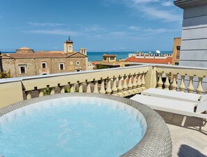 Luxury-Apartment, 1 King-Bett und Schlafsofa, Whirlpool, Meerblick | Terrasse/Patio