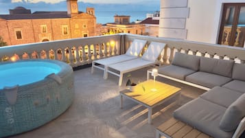 Luxury-Apartment, 1 King-Bett und Schlafsofa, Whirlpool, Meerblick | Terrasse/Patio