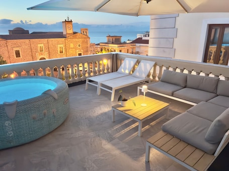 Luxury Apartment, 1 King Bed with Sofa bed, Jetted Tub, Sea View | Terrace/patio