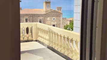 Departamento de lujo, 1 cama King size y sofá cama, hidromasaje, vista al mar | Terraza o patio